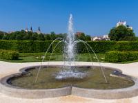Springbrunnen im Vorgarten mit Stadtkirche dahinter